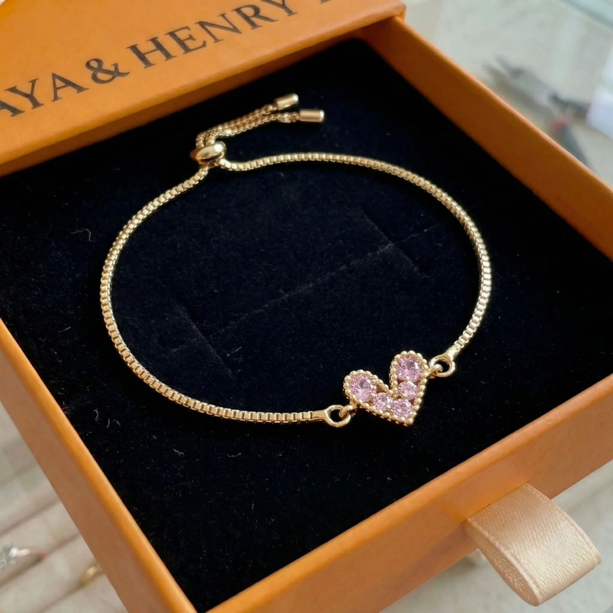 Auksinė „Blush Love“ apyrankė