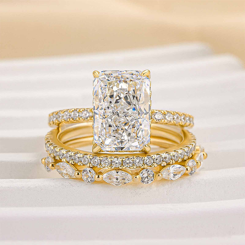 Elegantiškas auksinių žiedų rinkinys su rafinuotomis detalėmis