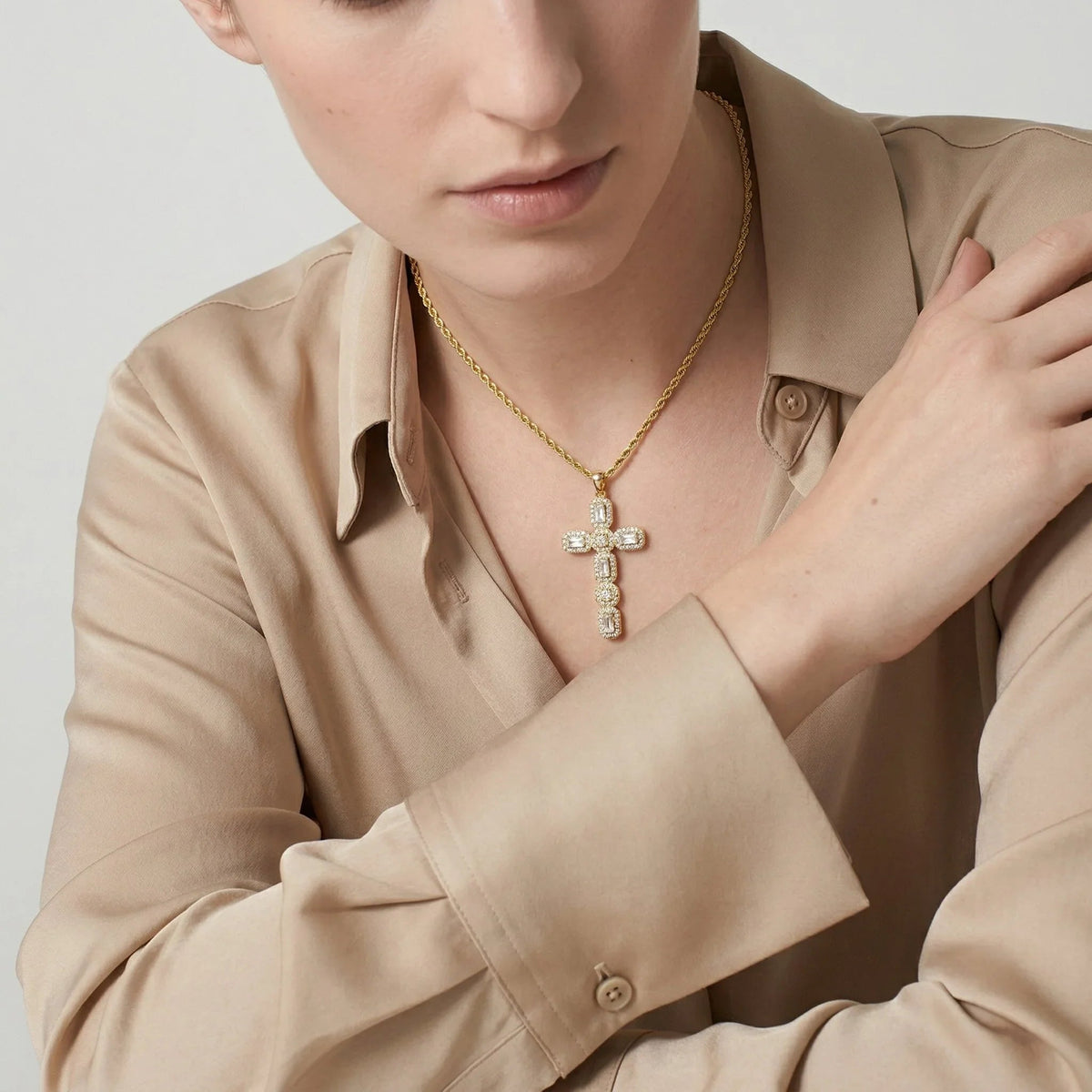 Evangelina deimantinis kryžiaus formos vėrinys