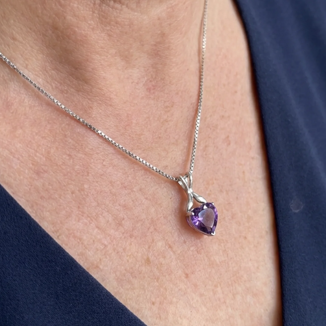 Baltojo aukso violetinės širdelės grandinėlė