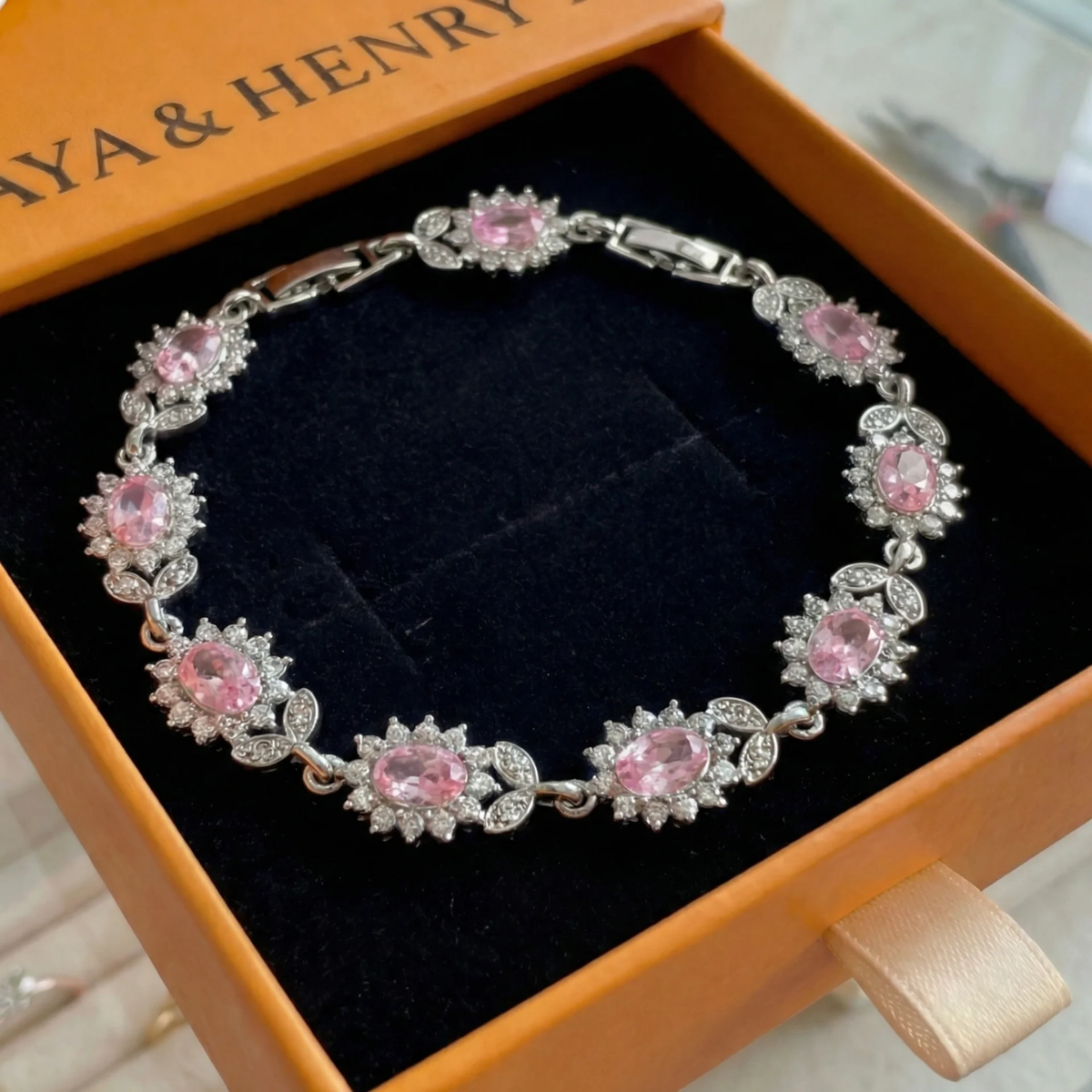Baltojo aukso „Iridessa Pinkthorn“ apyrankė