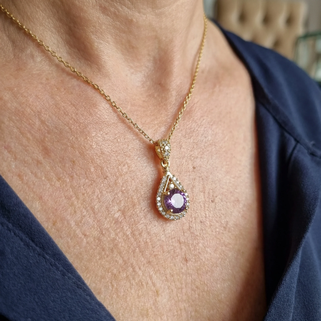 Auksinis pakabukas su apvado akmeniu „Lavena“