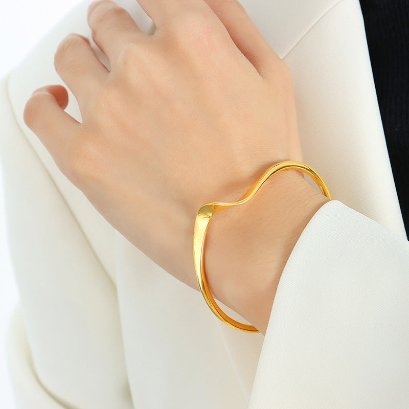 Iris auksinis bangle