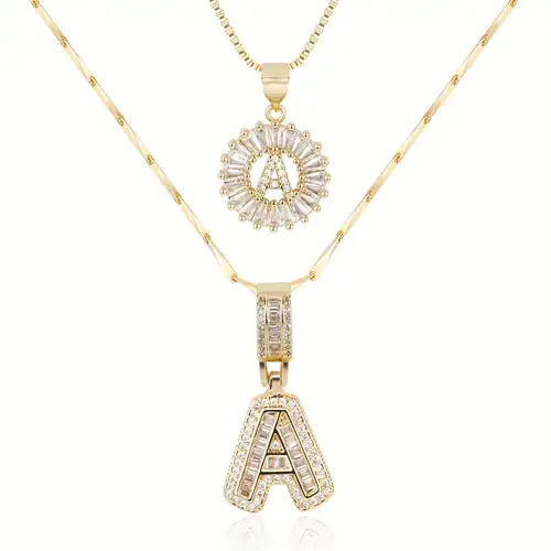Auksinių grandinėlių rinkinys su pavé inicialu