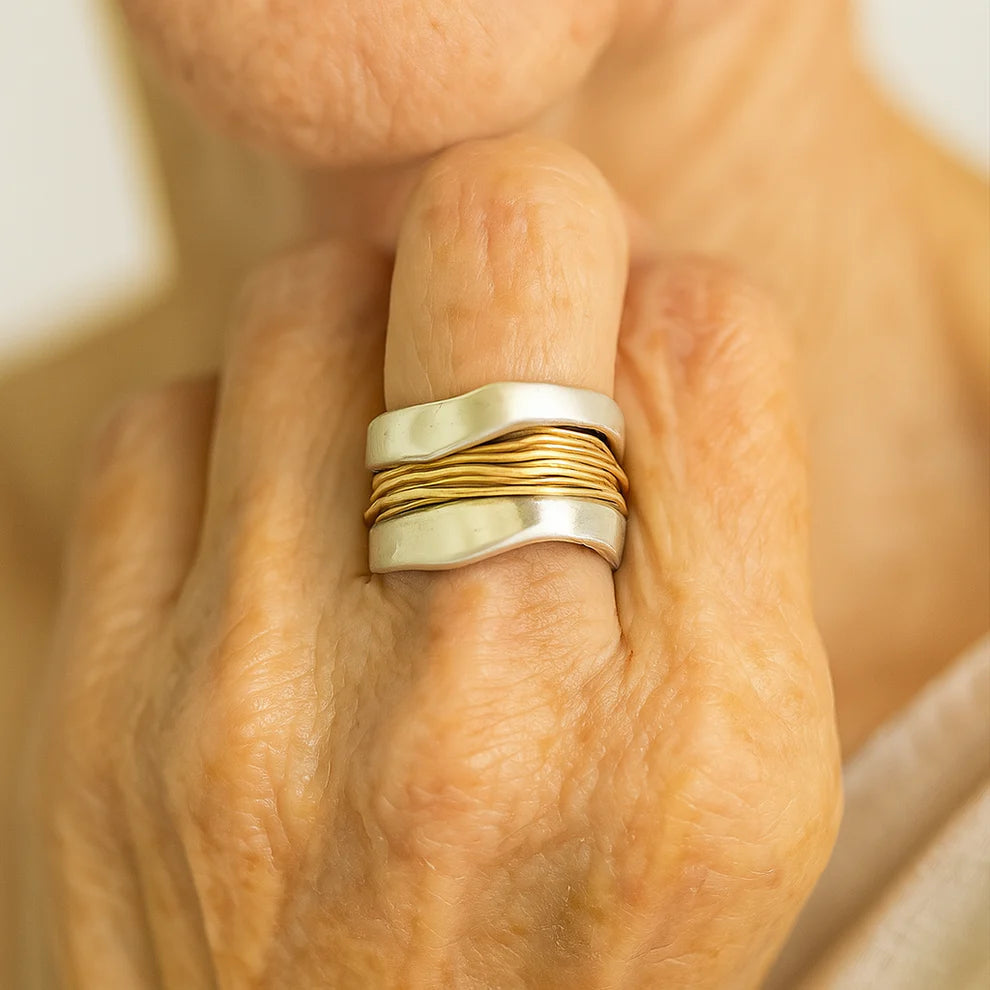 Sølvring med gyldent traddesign