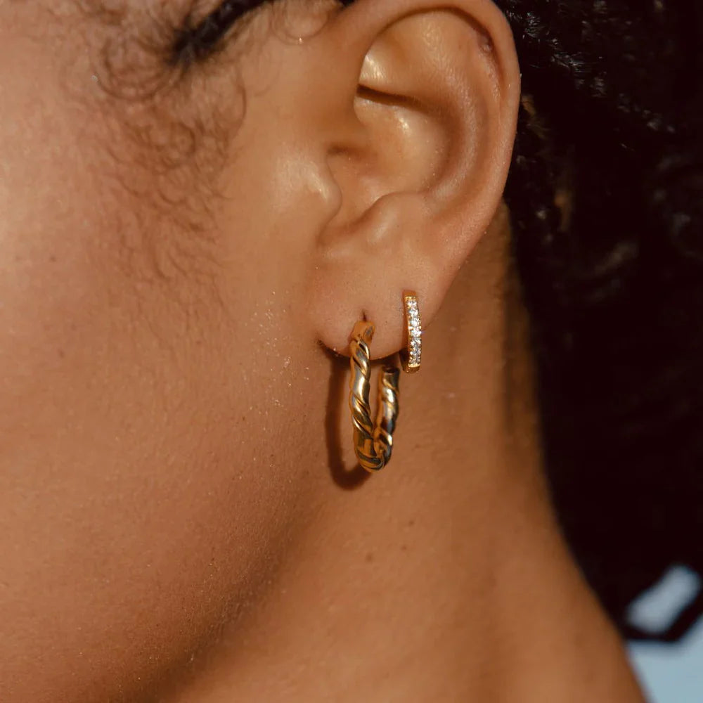 Lumi maži auksiniai ratukų auskarai su cirkoniu